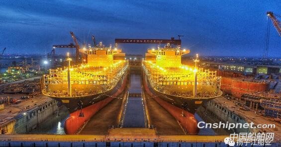 扬子江集团首制2艘12690TEU集装箱船顺利出坞