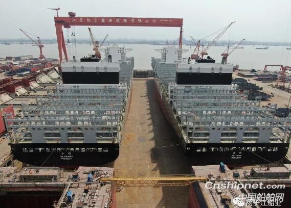 扬子江集团首制2艘12690TEU集装箱船顺利出坞
