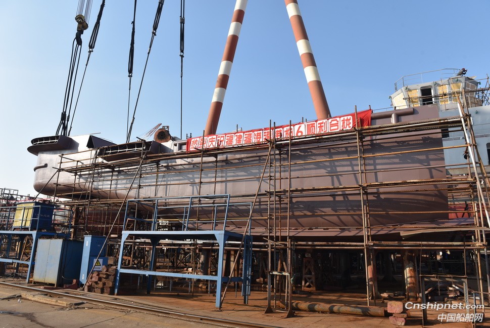 镇江船厂4000hp全回转拖轮顺利合拢