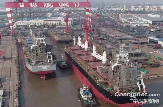 象屿海装2艘63500吨系列散货船提前18天顺利出坞