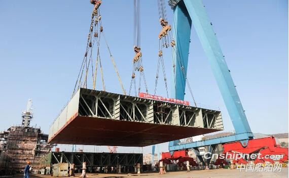 渤船重工220米抬船浮箱签字交付