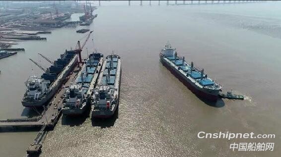 象屿海装2艘63500吨系列散货船提前18天顺利出坞