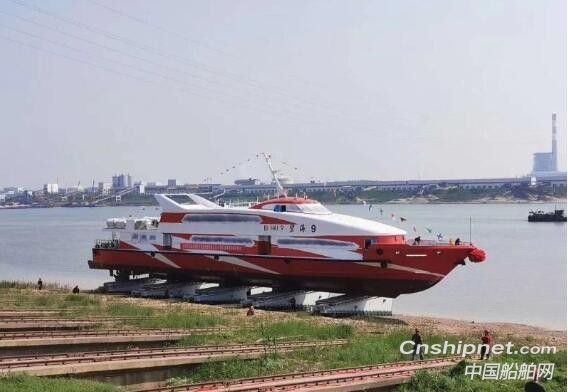 武汉理工270客位新型高速客船“碧海9号”顺利下水