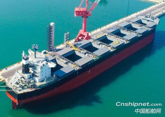 大连中远海运川崎首制8.1万吨散货船如期下水