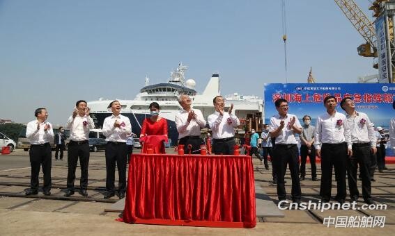 我国首艘电力/电池混合动力海船“深海01”船下水