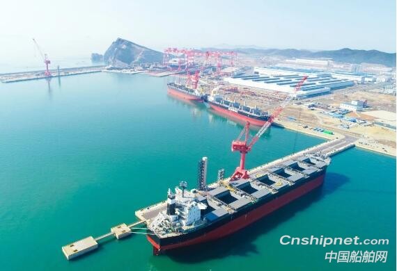 大连中远海运川崎首制8.1万吨散货船如期下水