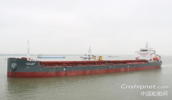 芜湖造船2艘8000吨杂货船分别试航和下水