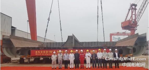 大洋海装8500DWT加油船上船台