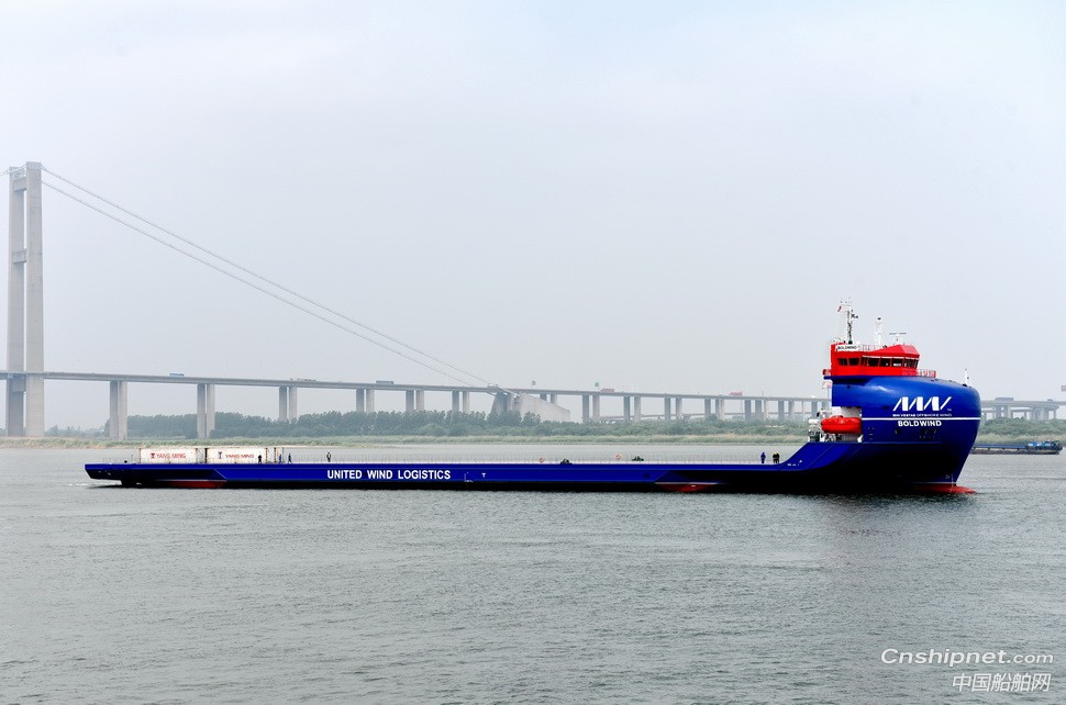 镇江船厂交付万吨级全电力推进甲板运输船首制船