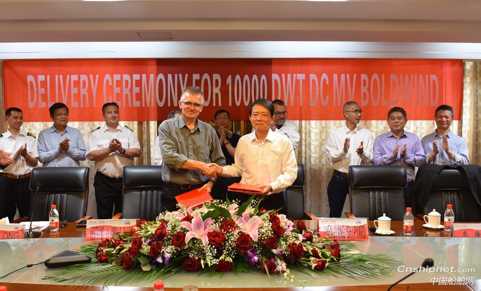 镇江船厂交付万吨级全电力推进甲板运输船首制船