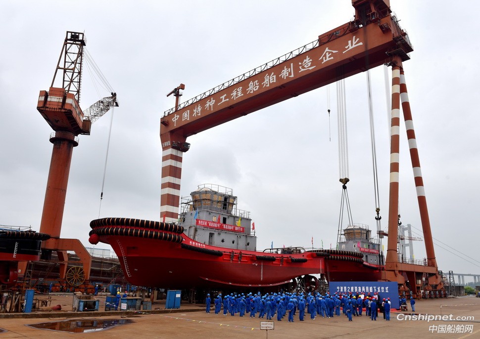镇江船厂2艘全回转消拖两用船顺利吊装下水