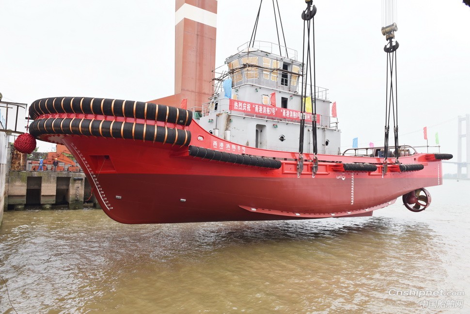 镇江船厂2艘全回转消拖两用船顺利吊装下水