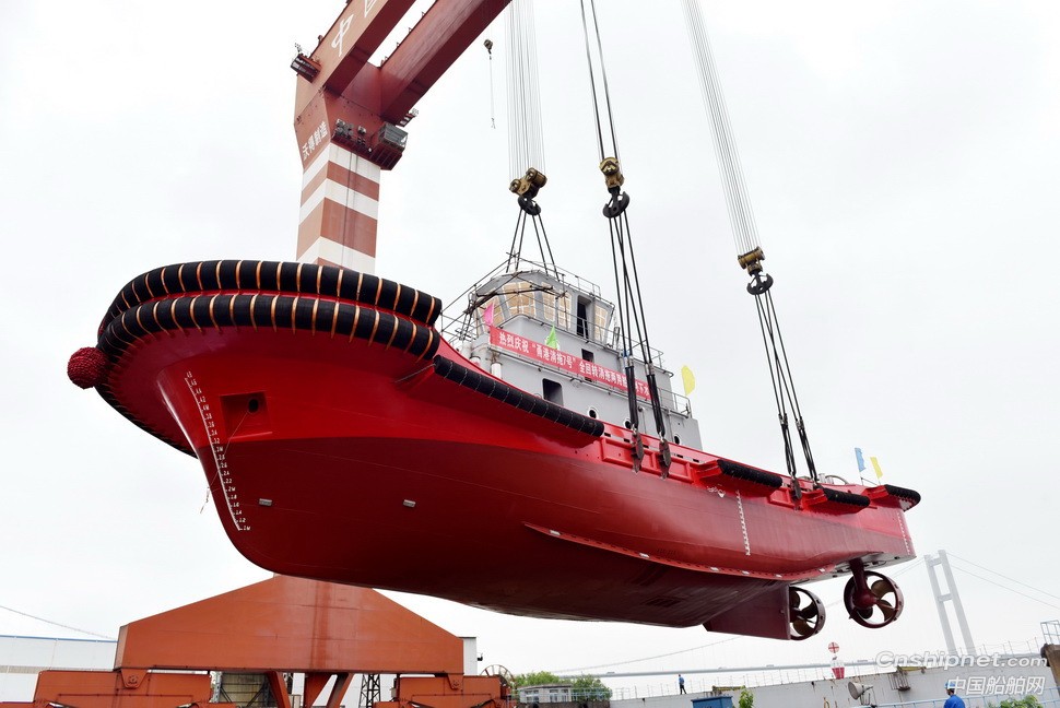 镇江船厂2艘全回转消拖两用船顺利吊装下水