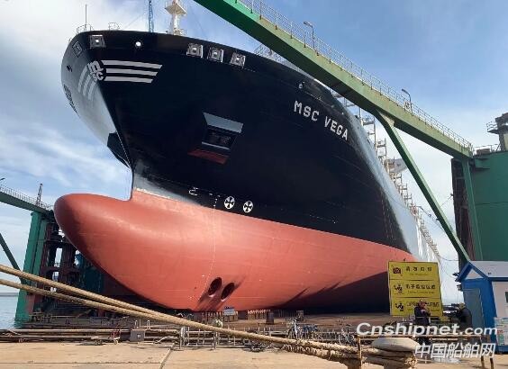 大连中远海运重工超大型集装箱船“维佳”轮脱硫改装完工