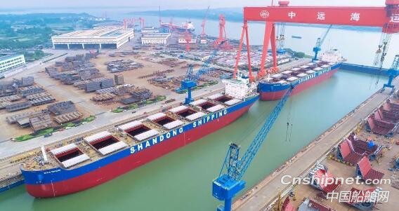 扬州中远海运重工2艘8.12万吨散货船下水