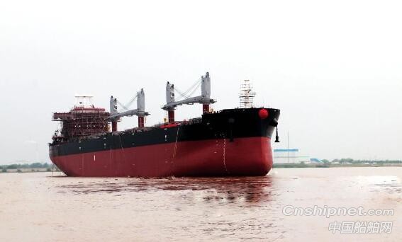 象屿海装一艘63500DWT散货船顺利下水