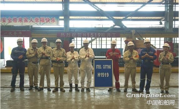 上海外高桥造船21万吨散货船顺利开工
