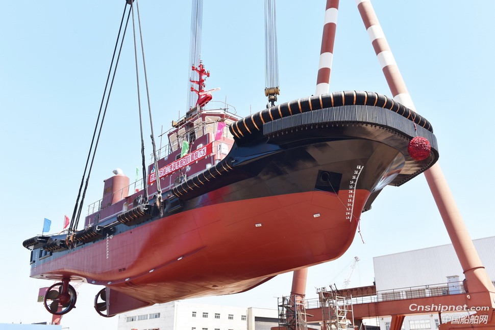 镇江船厂5000HP全回转拖船顺利吊装下水