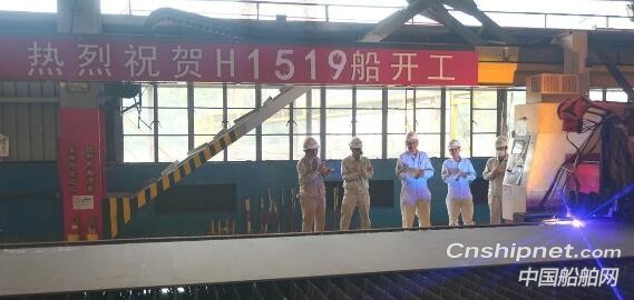 上海外高桥造船21万吨散货船顺利开工