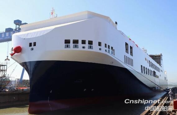 南京金陵第六艘15500吨货物滚装船顺利出坞