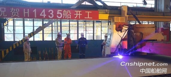 上海外高桥造船11.4万吨阿芙拉原油轮首制船顺利开工