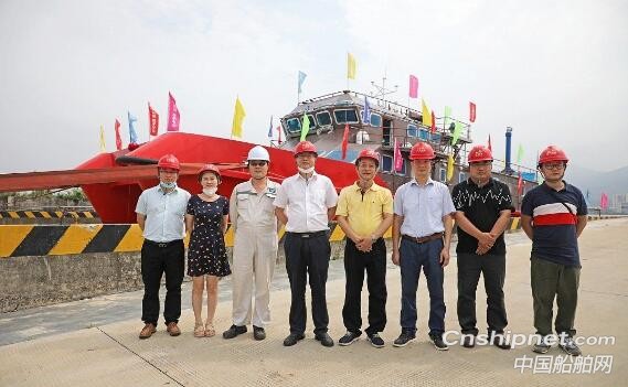 江龙船艇同日一船开建一船下水