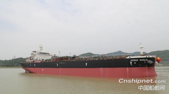马尾造船2艘23500DWT成品油船成功出坞