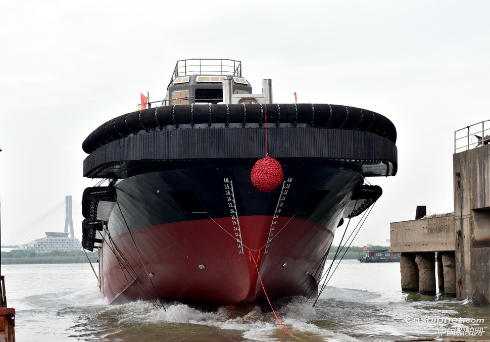 镇江船厂4400PS全回转消拖两用船顺利下水