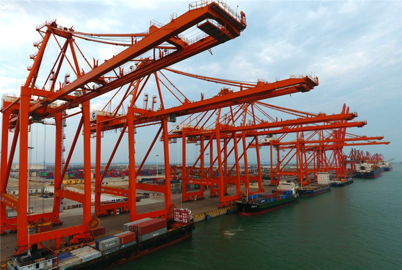 这是繁忙的广西钦州保税港区码头(4月27日摄)。