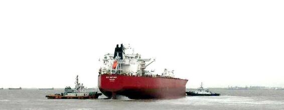 上海中远海重工一条油轮“牛津”轮修理完工并顺利开航