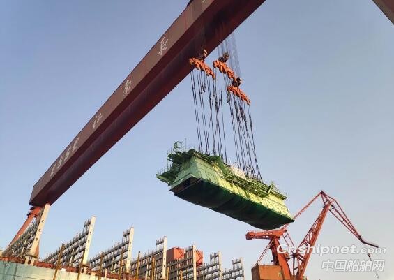 沪东中华顺利完成23000TEU集装箱船主机吊装