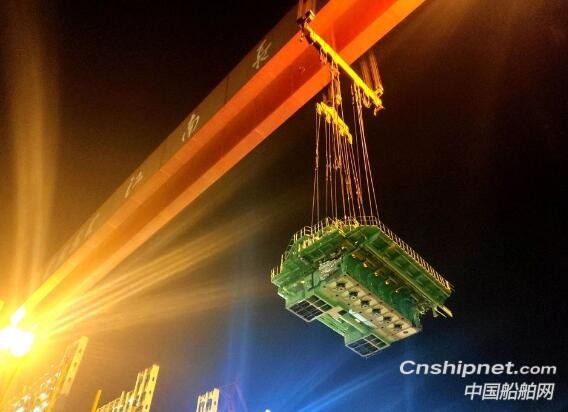 沪东中华顺利完成23000TEU集装箱船主机吊装