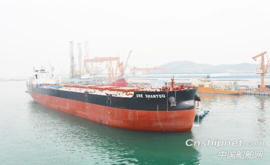 武船同日一集装箱船离厂一矿砂船试航
