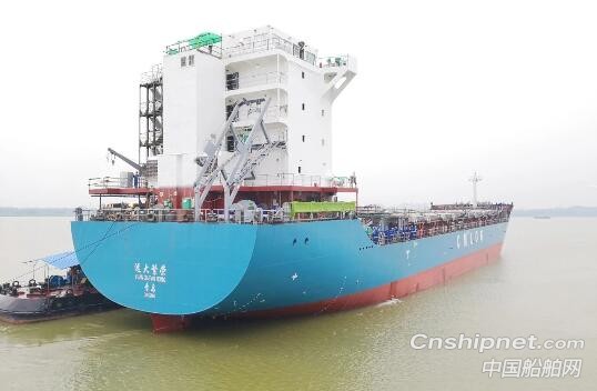 武船同日一集装箱船离厂一矿砂船试航