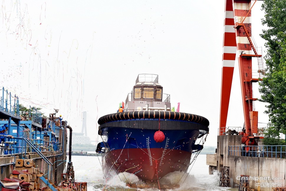 镇江船厂4000HP全回转拖船顺利下水