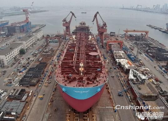 大船集团第3艘11.5万吨成品油船45号船顺利下水