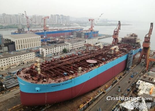 大船集团第3艘11.5万吨成品油船45号船顺利下水