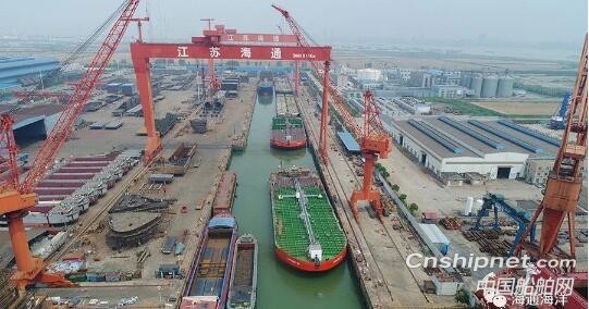 江苏海通海工装备六艘船同日顺利下水