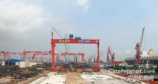 广船国际400吨门式起重机塔架完成提升验收