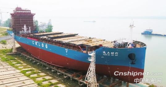 武船700箱多用途集装箱船2号船顺利下水