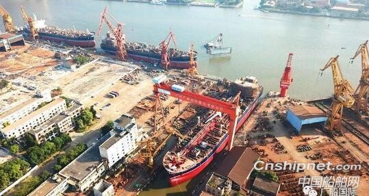 广船国际400吨门式起重机塔架完成提升验收