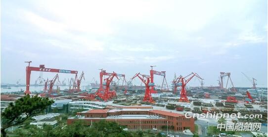 广船国际400吨门式起重机塔架完成提升验收