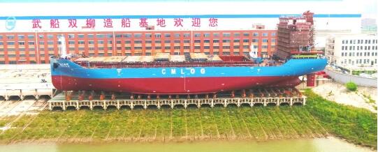 武船700箱多用途集装箱船2号船顺利下水