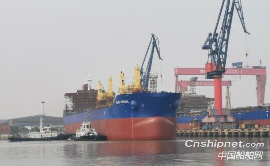 扬州新大洋造船新造的6万吨级散货船“四浮三出一交付”
