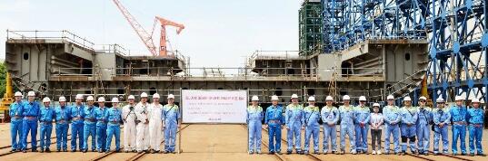 江南造船5艘2200TEU集装箱船首制船H2640顺利安放龙骨