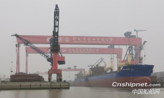 扬州新大洋造船新造的6万吨级散货船“四浮三出一交付”