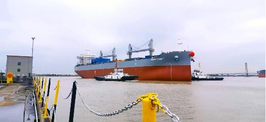 象屿海装2艘63500DWT散货船分别出坞