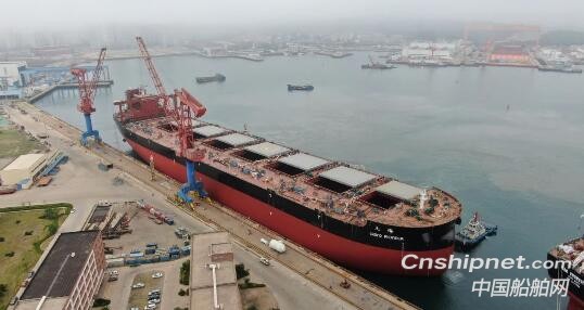 北船重工32.5万吨系列矿砂船10号船顺利出坞