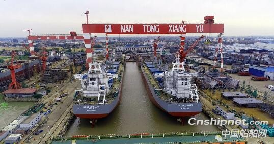 象屿海装2艘63500DWT散货船分别出坞