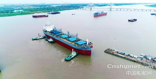 象屿海装2艘63500DWT散货船分别出坞